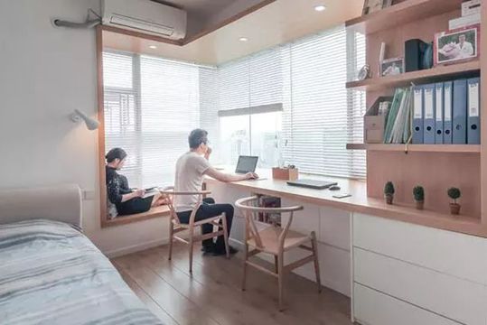 將飄窗改成書桌，它們倆真是絕配，太完美了！